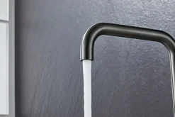 Køkkenarmatur m/kantet tud gunmetal